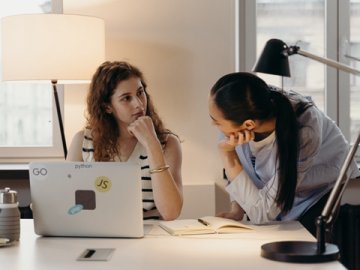 真實案例：探親、社交賬號與敏感職業(yè)，簽證官關(guān)注什么？