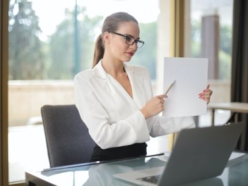 專業(yè)秘書助力：高效處理香港公司股權(quán)轉(zhuǎn)讓與股東變更