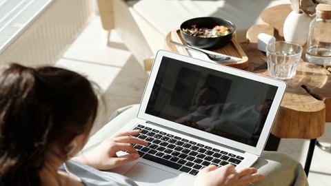 京東自營與京東國際的差別：商品品質(zhì)及物流配送。